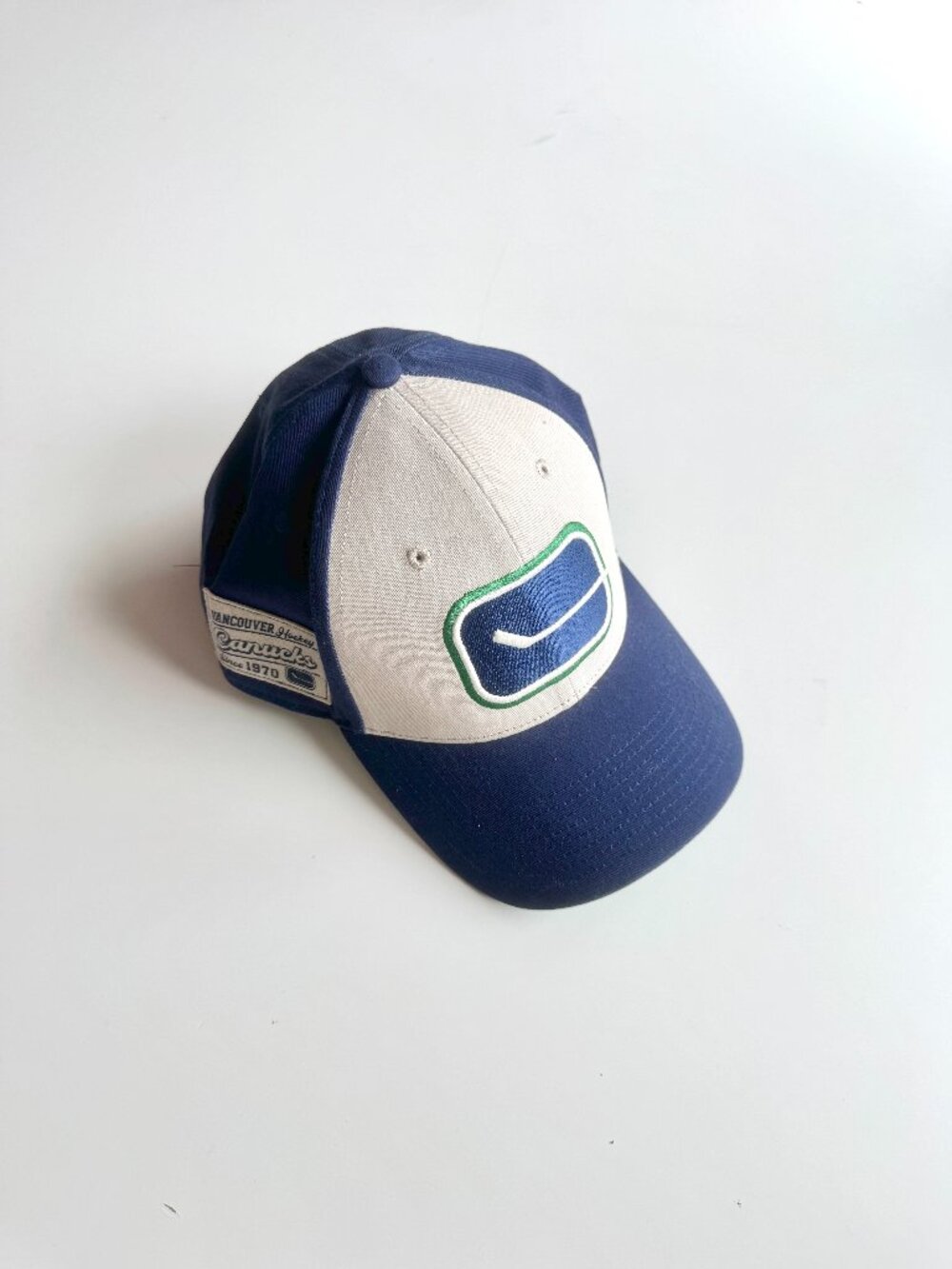 Fanatics NHL VANCOUVER CANUCKS Navy White Cotton Canvas Embroidered Baseball Hat